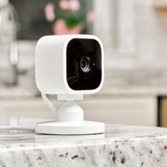 Blink Outdoor 4th Gen Security System with Floodlight Blink Mini Plug in White