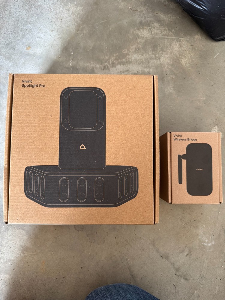 Vivint Spotlight Pro VS-ODL 100-WHT 180-degree People Tracking Alert POE Bridge